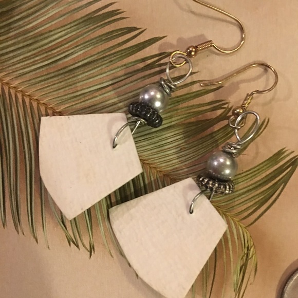 AMELIA PASTICHE DESIGN upcycled ooak earrings - Picture 3 of 6